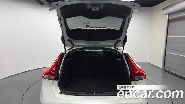 Volvo V40 Cross Country 2019 — Photo 6/20