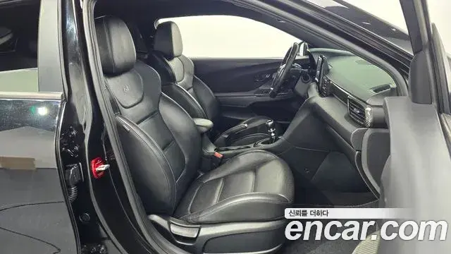 Hyundai Veloster 2019 — ფოტო 29/30