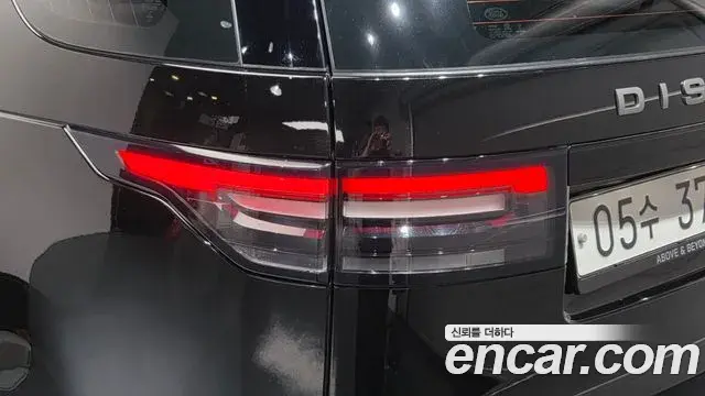 Land Rover Discovery 5 2018 — ფოტო 24/36
