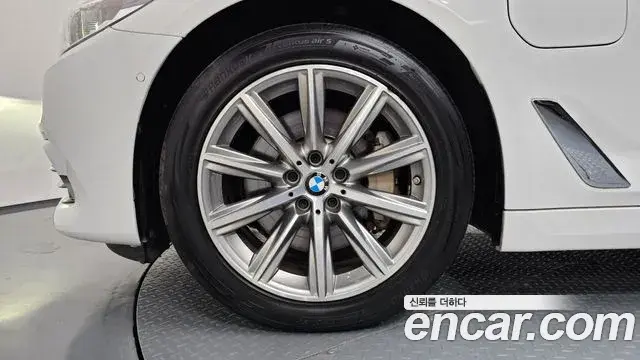 BMW 5 Series 2020 — ფოტო 1/33