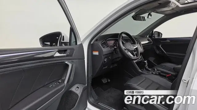 Volkswagen Tiguan 2023 — Photo 21/33