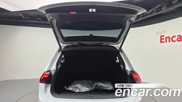 Volkswagen Tiguan 2023 — Photo 9/33