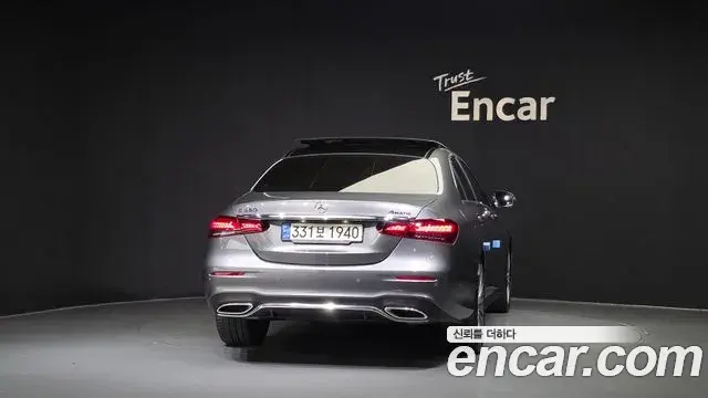 Mercedes-Benz E-Class 2022 — Photo 4/20