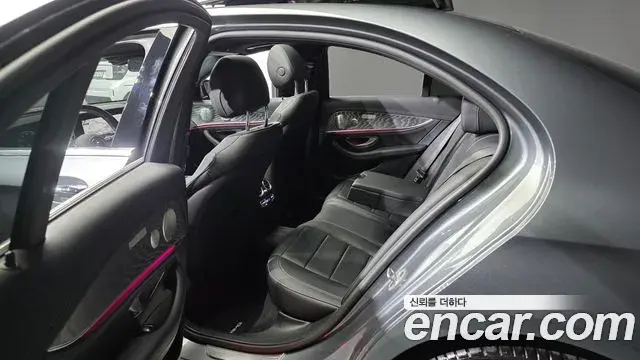 Mercedes-Benz E-Class 2022 — Photo 11/20