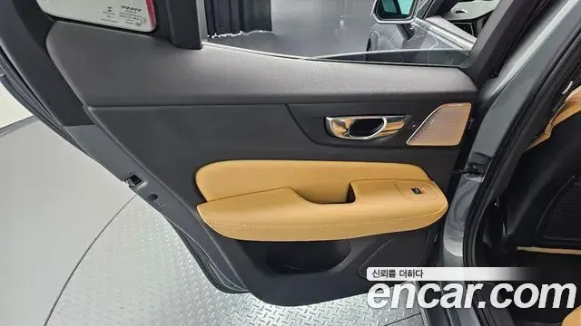 Volvo S60 2019 — Photo 3/37