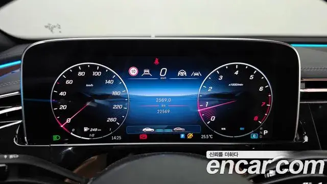 Mercedes-Benz E-Class 2024 — Photo 7/20