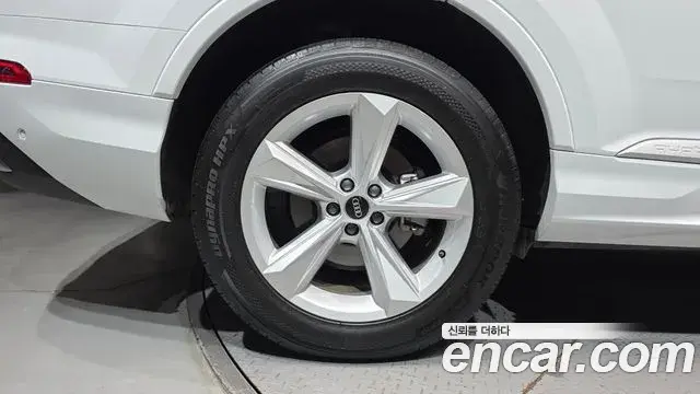 Audi Q7 2022 — Photo 5/20