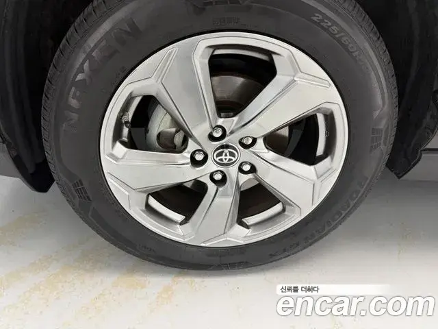 Toyota RAV4 2020 — Photo 7/20
