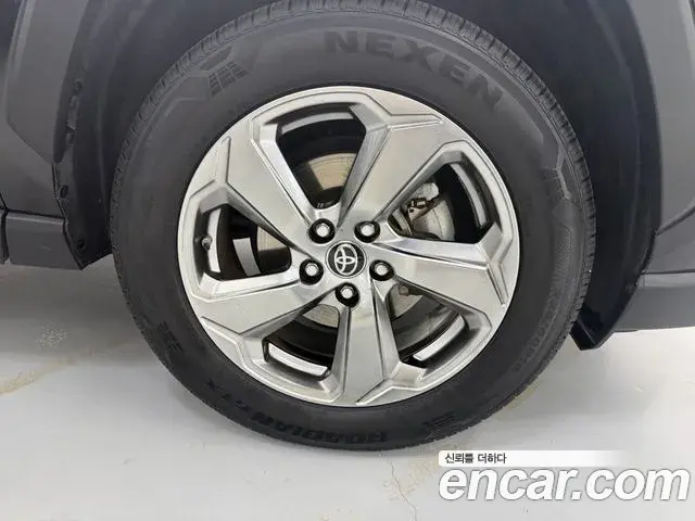 Toyota RAV4 2020 — Photo 8/20