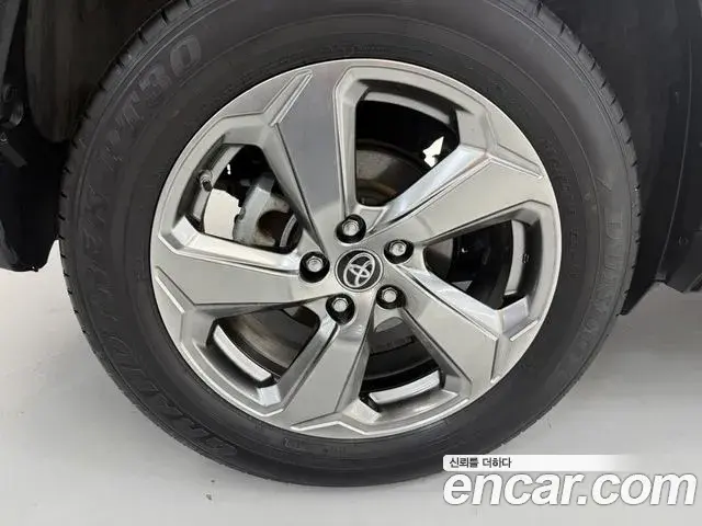 Toyota RAV4 2020 — Photo 9/20
