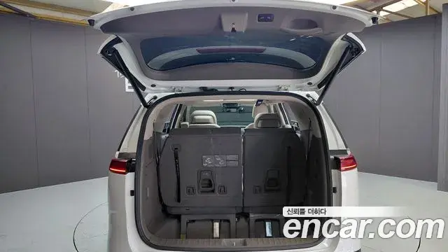 Kia Carnival 2023 — Photo 30/32