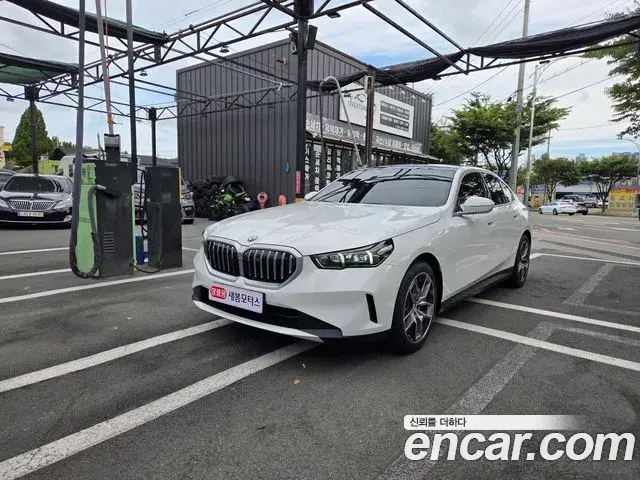 BMW 5 Series 2023 — Photo 10/20