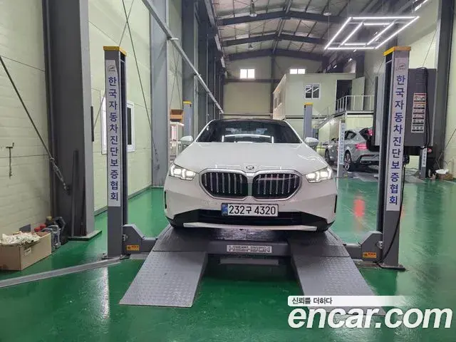 BMW 5 Series 2023 — Photo 19/20
