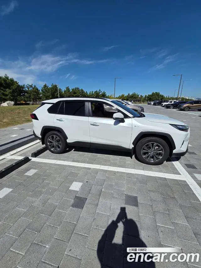 Toyota RAV4 2025 — Photo 4/8