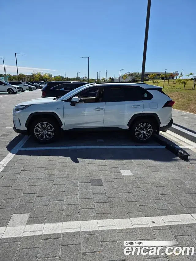 Toyota RAV4 2025 — Photo 8/8