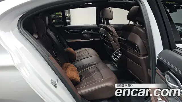 BMW 7 Series 2018 — Фото 12/20