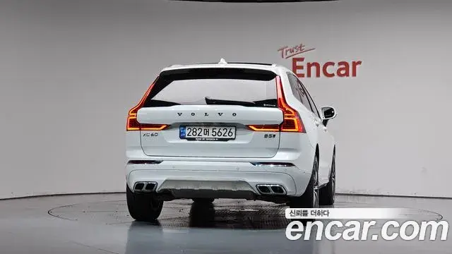 Volvo XC60 2021 — Photo 4/20