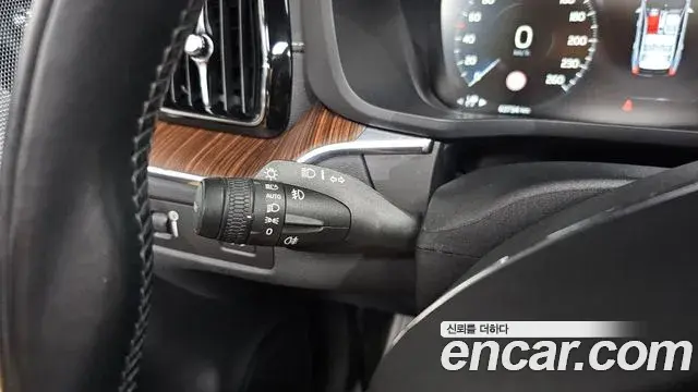 Volvo XC60 2021 — Photo 15/20