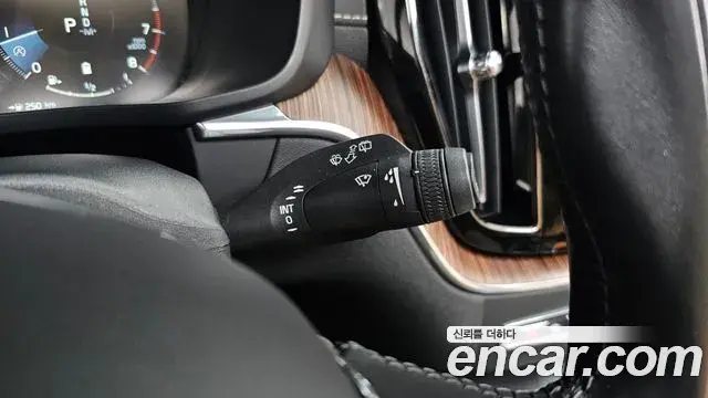 Volvo XC60 2021 — Photo 16/20