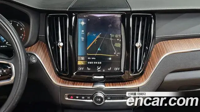 Volvo XC60 2021 — Photo 18/20
