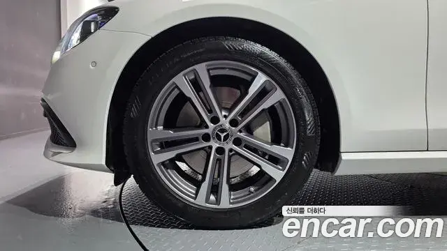 Mercedes-Benz E-Class 2022 — Photo 19/20