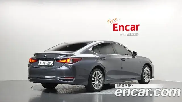 Lexus ES300h 2020 — Photo 2/20