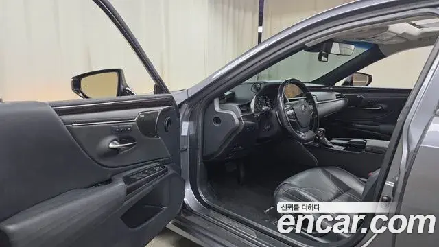 Lexus ES300h 2020 — Photo 10/20