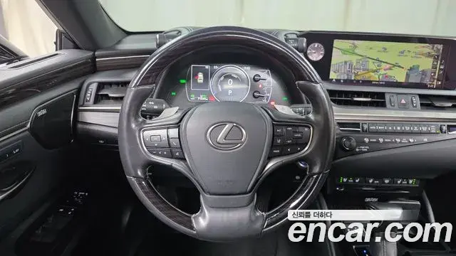 Lexus ES300h 2020 — Photo 14/20