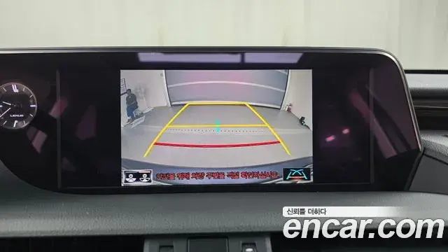 Lexus ES300h 2020 — Photo 15/20