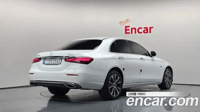 Mercedes-Benz E-Class 2021 — Photo 2/20