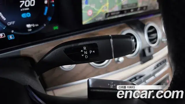 Mercedes-Benz E-Class 2021 — Photo 9/20