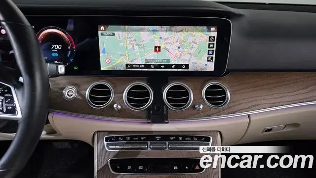 Mercedes-Benz E-Class 2021 — Photo 13/20