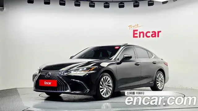 Lexus ES300h 2021 — Photo 1/20