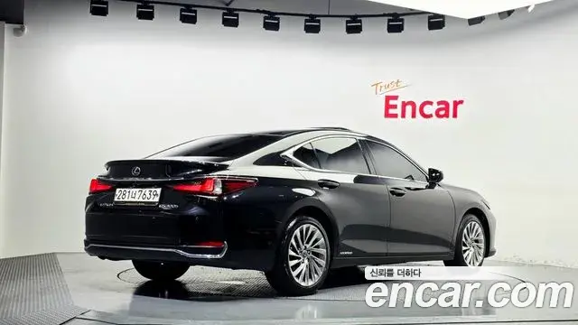 Lexus ES300h 2021 — Photo 2/20