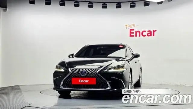 Lexus ES300h 2021 — Photo 3/20