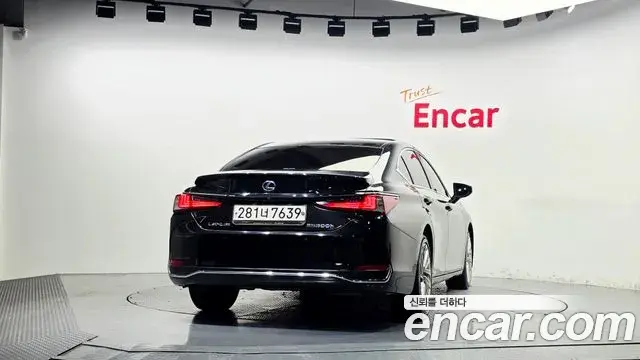 Lexus ES300h 2021 — Photo 4/20