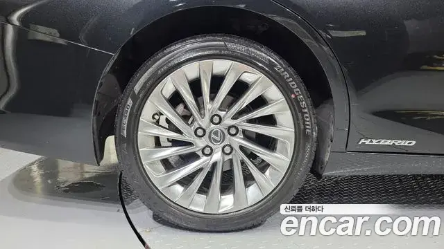 Lexus ES300h 2021 — Photo 5/20