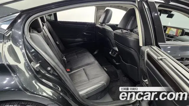 Lexus ES300h 2021 — Photo 11/20