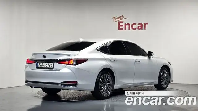 Lexus ES300h 2024 — Photo 2/20