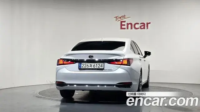 Lexus ES300h 2024 — Photo 4/20