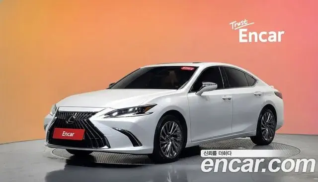 Lexus ES300h 2024 — Photo 1/20