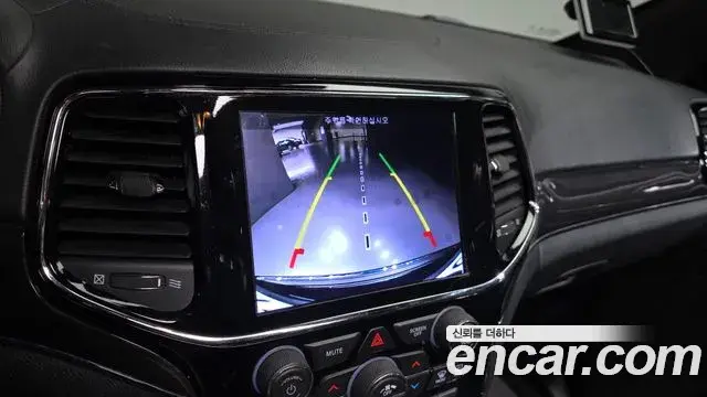 Jeep Grand Cherokee 2019 — Şəkil 14/20