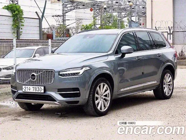 Volvo XC90 2018 — ფოტო 13/20