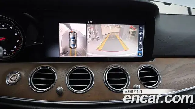 Mercedes-Benz E-Class 2018 — ფოტო 8/20