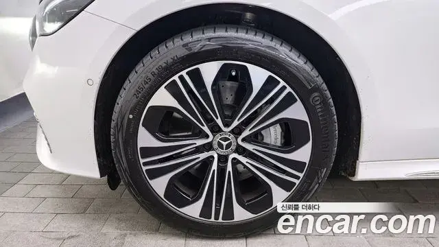 Mercedes-Benz E-Class 2025 — Photo 5/20