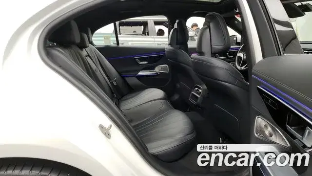 Mercedes-Benz E-Class 2025 — Photo 12/20