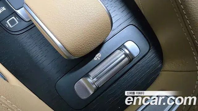 Mercedes-Benz GLE-Class 2025 — Photo 12/20
