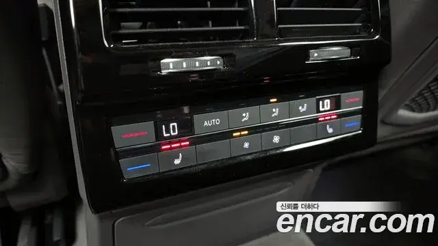 Volkswagen Touareg 2023 — Photo 19/20