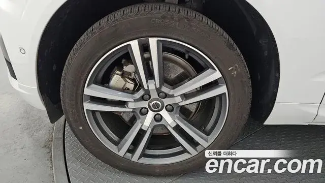 Volvo XC60 2021 — Photo 5/20