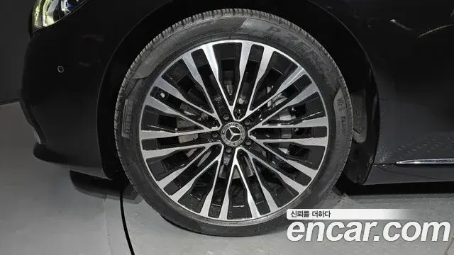 Mercedes-Benz S-Class 2023 — Photo 5/20